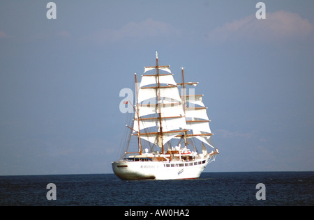 Bateau sous voiles au large de la Sicile Banque D'Images