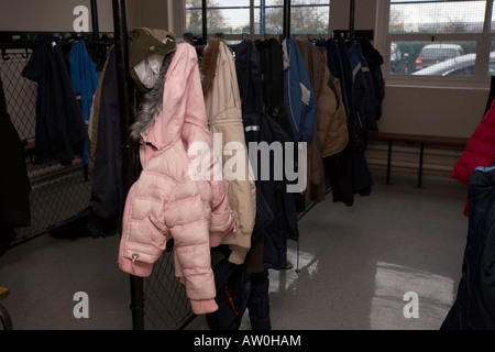 Manteaux pour enfants de l'école primaire de l'école dans l'Irlande du Nord Belfast vestiaire uk Banque D'Images