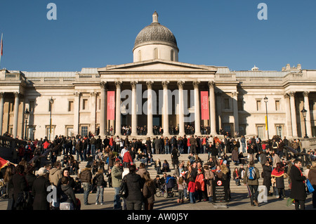 National Gallery et Trafalgar Square avec drapeau albanais sur la journée Le Kosovo a déclaré lui-même un état indépendant Banque D'Images