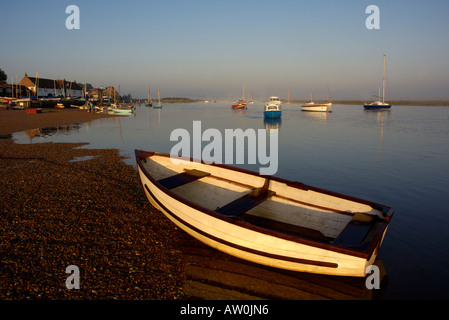 Tôt le matin, la lumière qui brille sur une barque échouée à Burnham overy staithe angleterre Norfolk Banque D'Images