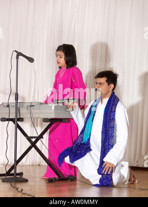 Wandswoth Diwali Town Hall London Girl Playing Keyboard Père Holding Microphone Banque D'Images