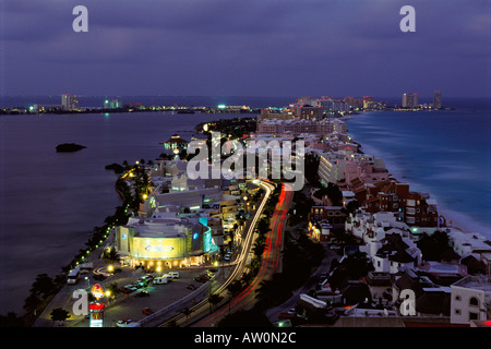 Le Mexique, Cancun, ville au crépuscule, vue aérienne Banque D'Images