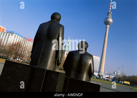 L'Europe, Allemagne, Berlin, Statue de Marx-Engels et Fernsehturm Banque D'Images