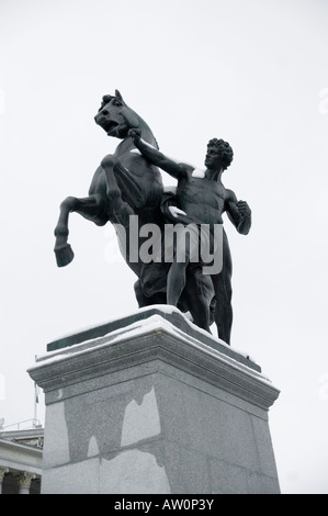 Statue de bronze au parlement autrichien. Vienne, Autriche Banque D'Images