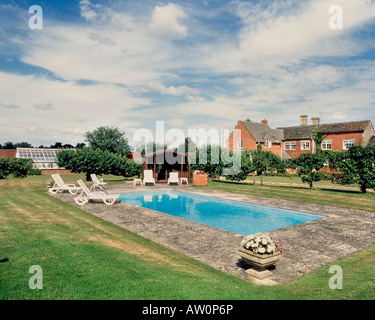 Piscine extérieure dans le jardin de la maison Banque D'Images