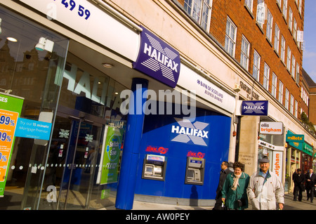 Personnes et des boutiques sur High Street Kensington W8 London United Kingdom Europe Banque D'Images