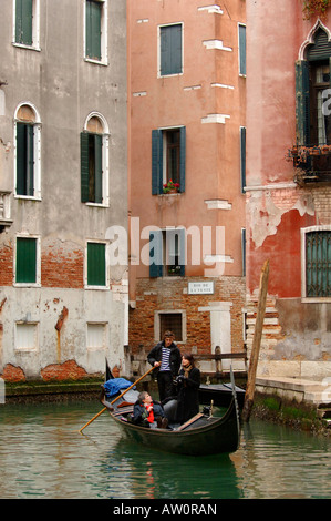 Gondoles sur les canaux et voies navigables de la ville de Venise Italie La gondole est un moyen populaire pour voir la ville romantique Banque D'Images