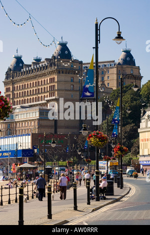 Le Grand Hôtel et la plage de la baie du sud au nord Yorkshire Angleterre Scarborough Banque D'Images