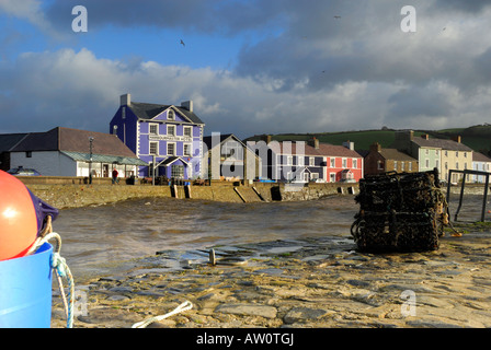 Aberaeron, Galles, montrant une houle de se jeter dans le port par un jour de vent Banque D'Images