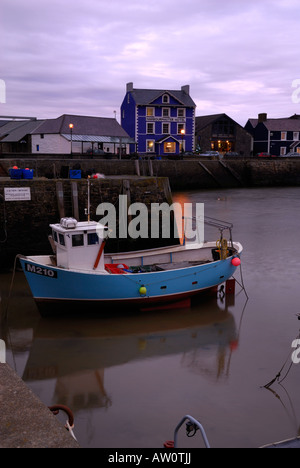 Le port d''Aberaeron, Pays de Galles, au crépuscule Banque D'Images