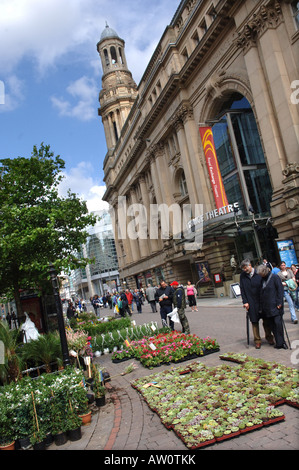 Photographie par Howard Barlow MANCHESTER St Annes Square des jardiniers marché en dehors de la Royal Exchange Theatre Banque D'Images