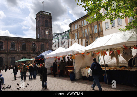 Photographie par Howard Barlow MANCHESTER St Annes Square des jardiniers marché en dehors de la Royal Exchange Theatre Banque D'Images