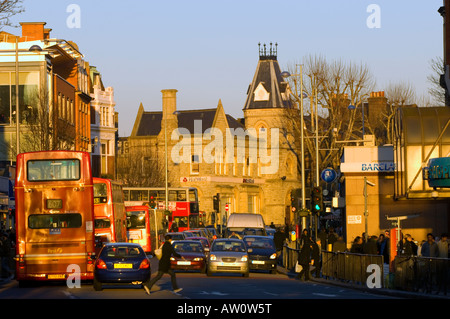 Les gens de la rue commerçante et tfraffic sur Ealing Ealing Broadway W5 London United Kingdom Banque D'Images