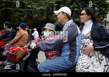 Famille le scooter dans le nord du Vietnam Hanoi la circulation Banque D'Images