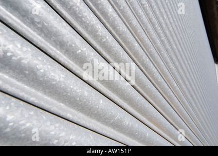 Close up of metal porte volet roulant sur un immeuble commercial. Banque D'Images