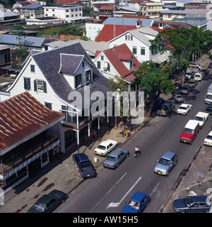 Une vue sur la rue de Straat une avec un style traditionnel bois et bâtiments coloniaux à Paramaribo Suriname Amérique du Sud Banque D'Images