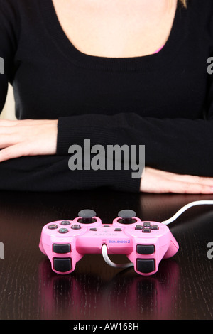 Jeune femme avec modèle de contrôleur de Jeu Vidéo Sorti Banque D'Images