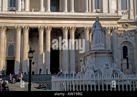 Statue de la reine Victoria la Cathédrale St Paul Ville de London England Banque D'Images