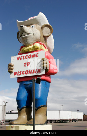 Wisconsin Oakdale,Interstate 90,94,souris géante en fibre de verre,panneau,Bienvenue,Road Ranger,camion,arrêt camion,WI061012019 Banque D'Images