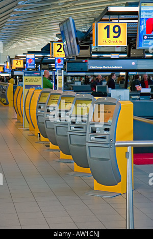 Les bornes de billetterie automatique à l'aéroport de Schiphol, Pays-Bas Banque D'Images