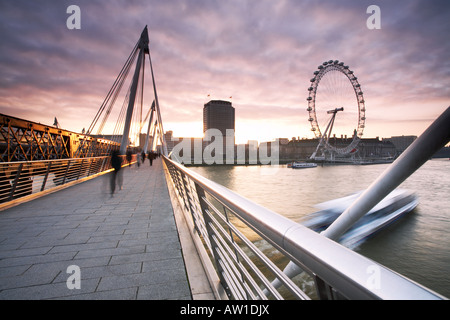 Lever du soleil à partir de la passerelle Hungerford dans la ville de Londres Angleterre Royaume-uni Banque D'Images