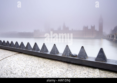 À la recherche de l'autre côté de la rivière Thames, vers la chambre du Parlement de Albert Embankment London England UK ville Banque D'Images