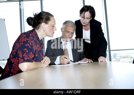 L'homme d'affaires et les femmes à la conférence de bureau Banque D'Images