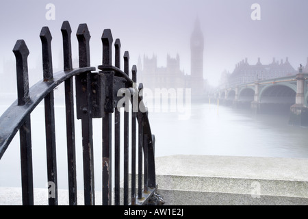 Le brouillard de l'aube Albert Embankment à travers la rivière Thames aux chambres du Parlement et Big Ben Londres ville Angleterre UK Banque D'Images