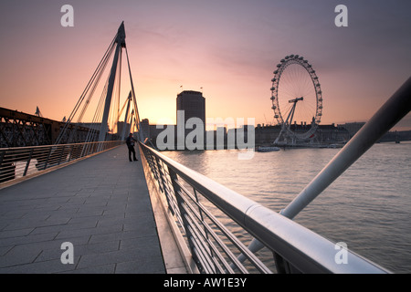 Lever du soleil à partir de la passerelle Hungerford dans la ville de Londres Angleterre Royaume-uni Banque D'Images