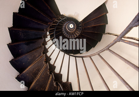 Escalier intérieur britannique du 19e siècle le phare sur Daedalus Reef Abu el Kizan Mer Rouge Egypte Banque D'Images