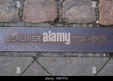 Dire du "Mur de Berlin 1961-1989" sur un trottoir à Berlin, montrant l'endroit où le mur utilisé pour être, Berlin, Allemagne Banque D'Images