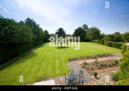 UK gardens. Grand jardin avec pelouse. Banque D'Images