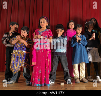 Diwali Wandswoth Ville Hall Londres Enfants priant sur scène lors de la cérémonie des lumières la cérémonie Arti Banque D'Images