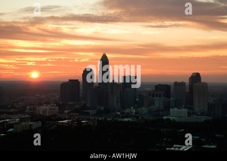 Vue aérienne de coucher de soleil derrière les toits de la ville de Charlotte en Caroline du Nord Banque D'Images