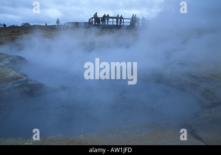 La vapeur à tourisme paysage géothermique de bassins de boue chaude , Islande Banque D'Images