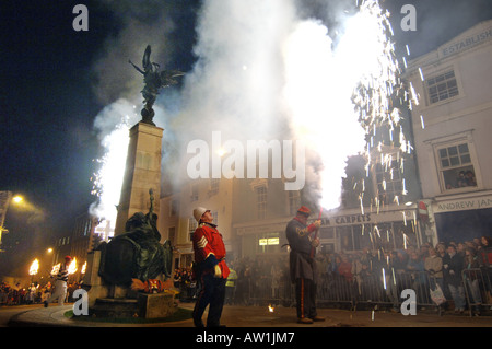 Les étincelles et flammes voler autour du monument commémoratif de guerre au cœur de l'assemblée annuelle de Lewes Bonfire Night spectacle Banque D'Images