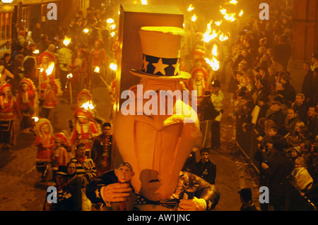 Une effigie de George Bush, Tony Blair, tenant une marionnette sur un anti guerre en Irak flottent dans la Lewes Bonfire Parade. Banque D'Images