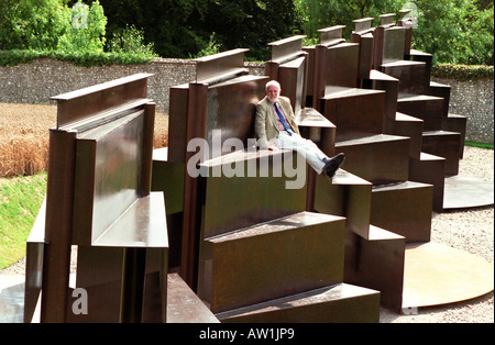 Le sculpteur Sir Anthony Caro avec ses étapes Goodwood colossale. Banque D'Images