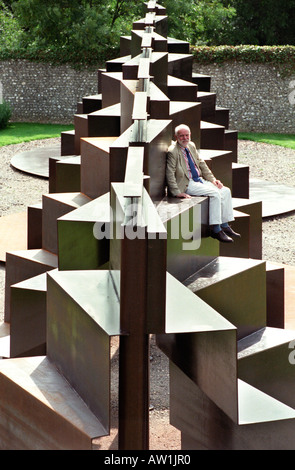 Le sculpteur Sir Anthony Caro avec ses étapes Goodwood colossale. Banque D'Images