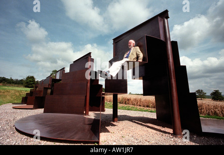 Le sculpteur Sir Anthony Caro avec ses étapes Goodwood colossale. Banque D'Images