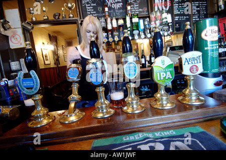 Barmaid verse une pinte de l'Harveys local de Lewes ale à la Lewes Arms pub à Lewes Sussex administré par les brasseurs Greene King Banque D'Images