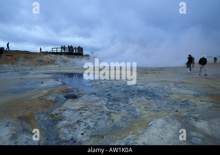 Les touristes et le paysage de bain de boue géothermique , Islande Banque D'Images