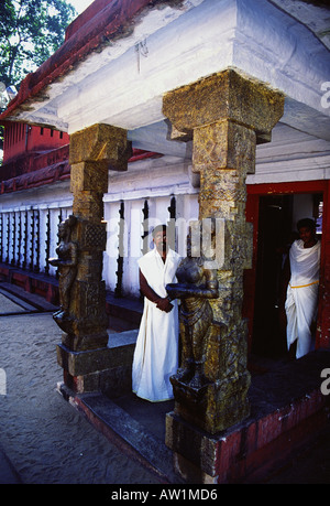 Prêtres hindous dans Varkala Kerala Inde du Sud Temple Janardhana Banque D'Images