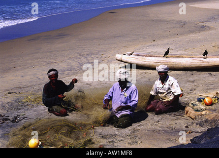 Pêcheur travaillant sur leurs filets dans Kappil Beach près de Varkala Beach l'État du Kerala Inde du Sud Banque D'Images