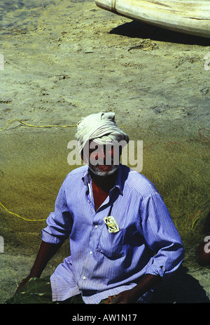 Pêcheur travaillant sur leurs filets dans Kappil Beach près de Varkala Beach l'État du Kerala Inde du Sud Banque D'Images