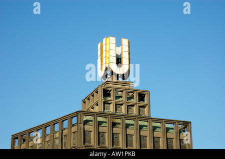 La lettre U sur le toit de l'ancienne brasserie de l'Union, Dortmund, Nord Rhein-Westphalia, Allemagne Banque D'Images
