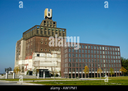 La lettre U sur le toit de l'ancienne brasserie de l'Union, Dortmund, Nord Rhein-Westphalia, Allemagne Banque D'Images