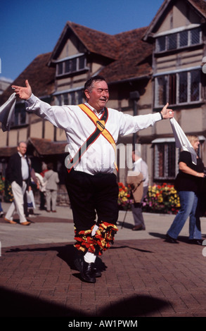 Morris Man mouchoirs blanc en face de la maison, le lieu de naissance de Shakespeare de Stratford-upon-Avon, Warwickshire, Angleterre Banque D'Images