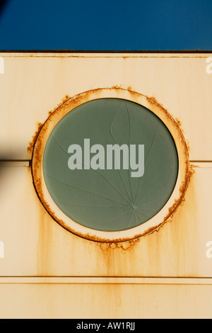 Fenêtre sur le vieux port hole bateau abandonné Banque D'Images