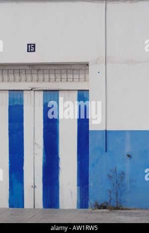 Bandes bleue et blanche avec portes de garage mur bleu en Espagne Banque D'Images